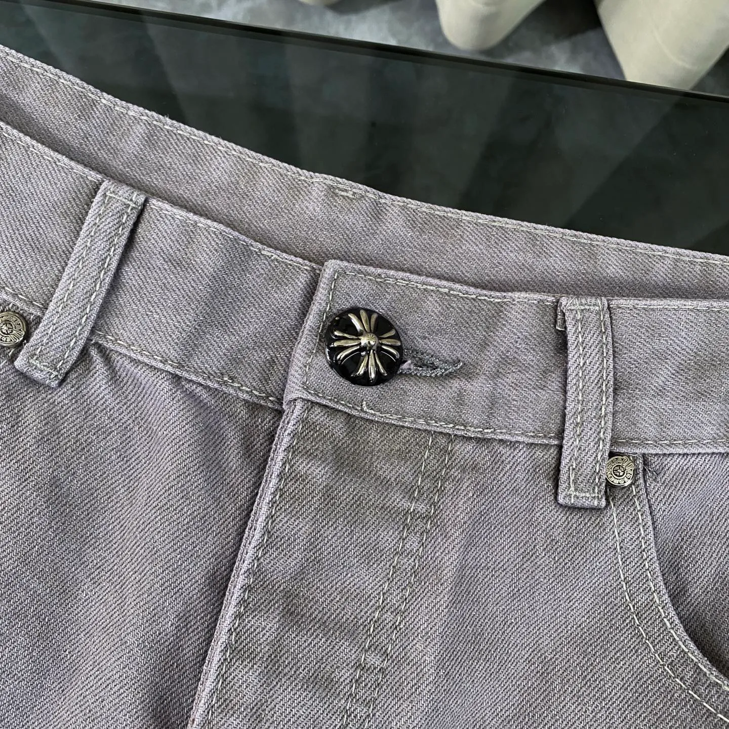 P310 CH Chromehearts Paris-limited black cross-leather heavy-duty gray Cow King jeans, priced at 34W level, patchwork cross flower embellishment, washed jeans! ! An absolutely high-end luxury product, a 1.9W-level god-level single product, a super popular product, made by top heavy industry, a magic weapon that cannot be missed! [About Zangyin] This is an extremely luxurious fashion brand that can also be called the aristocracy of the high street. It has always been an exclusive brand for some hipsters or rich second generations. Compared with ordinary high streets, it is more luxurious and noble. Compared with luxury brands, it is more fashionable and individual. It has always been a brand that I have a special liking for. [Top heavy industry fashion design] Consistently high-street luxury style. Speaking of this style, the Zangyin family and GU family are definitely the leading representative brands. Especially the Zangyin family has really achieved a state-of-the-art effect in creating high-street style. The unique washed material is used to create this style. The color system is already quite eye-catching. After it is decorated with patchwork cross flowers, it cleverly highlights the charm of the brand. Secondly, this style uses classic The high-waist cutting design highlights the long legs and fashionable temperament of the upper body. The brand is highly recognizable and the slim fit configuration is more suitable for daily wear. It is a product that interprets personality, fashion, and specifications at a glance. This single product is enough to make any fan excited. It can be a white T-shirt for a youthful college style, or a tight suspender for a royal style. It has strong matching ability and can be easily controlled by men.  [Materials and craftsmanship] Needless to say, this point goes without saying. As an excellent craftsman brand, Zangyin’s requirements for details and craftsmanship are really perfect. The washed color of this model has gone through so many processes, not to mention the embellishment of denim appliques. It is also purely hand-made and sewn. Just like what they believe in, only hand-made things have soul and have the meaning of wear. A top-notch heavy-duty fashionable denim item, I look forward to your perfect interpretation! !  Color: light gray Size: 28-36